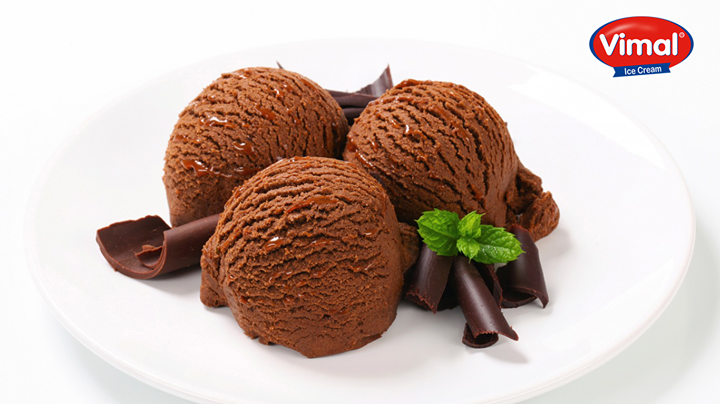 A #chocolate scoop on a #weekend, makes up for everything! Don't you agree?

#IceCreamLovers #VimalIceCream