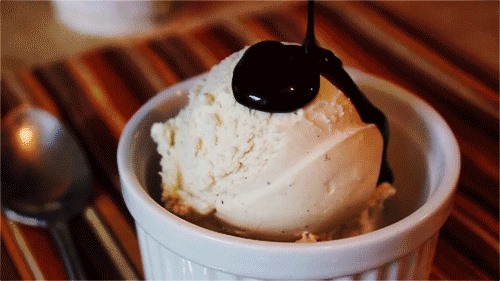 Chocolate sauce is the best ice cream Topping! Isn’t it? 💞🍧

#Chocolate #ChocolateSauce #Vanilla #IcecreamLovers #VimalIcecream #Ahmedabad